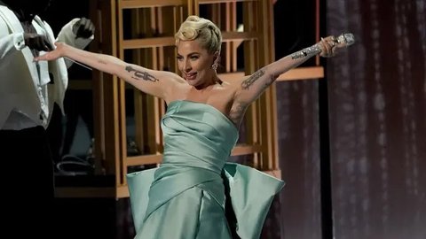 Lady Gaga berpose di karpet merah pemutaran perdana film "House of Gucci" di Inggris, di London pada 9 November 2021. (TOLGA AKMEN / AFP)