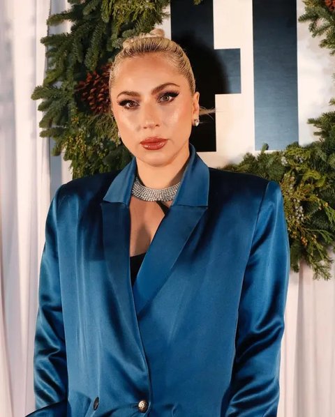 Lady Gaga berpose di karpet merah pemutaran perdana film "House of Gucci" di Inggris, di London pada 9 November 2021. (TOLGA AKMEN / AFP)