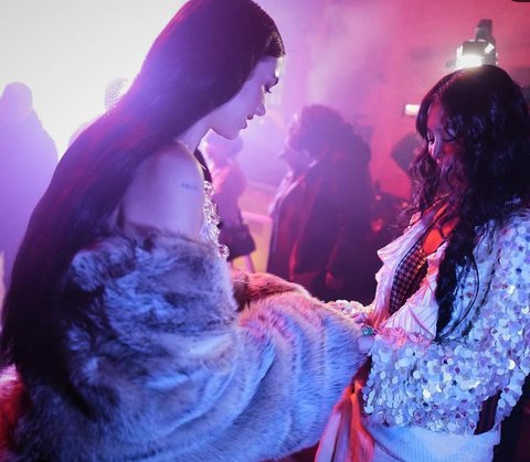 4 Potret Akrab Jennie BLACKPINK dan Dua Lipa di Balik MV Handlebars