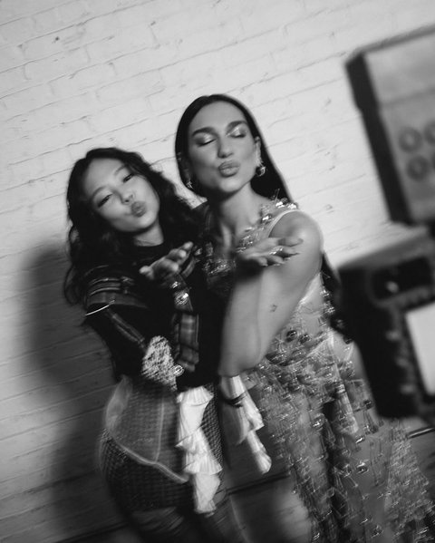 4 Potret Akrab Jennie BLACKPINK dan Dua Lipa di Balik MV Handlebars