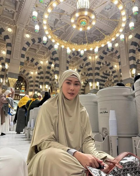 Momen Inul Daratista umrah jelang Ramadhan. (sumber: Instagram/inul.d)