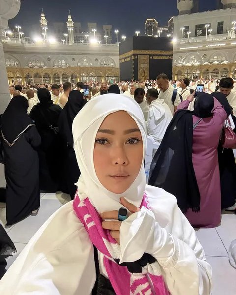 Momen Inul Daratista umrah jelang Ramadhan. (sumber: Instagram/inul.d)
