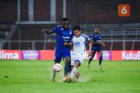 Kapten tim PSM, Yuran Fernandes harus jatuh bangun menghadang gerakan pemain Persik, M. Khanafi. (Bola.com/Gatot Sumitro)