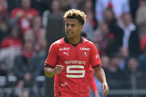 Gelandang Prancis #11 Desire Doue berselebrasi setelah mencetak gol kedua timnya ke gawang Selandia Baru matchday 3 Grup A sepak bola Olimpiade Paris 2024 di stadion Orange Velodrome, Rabu (3