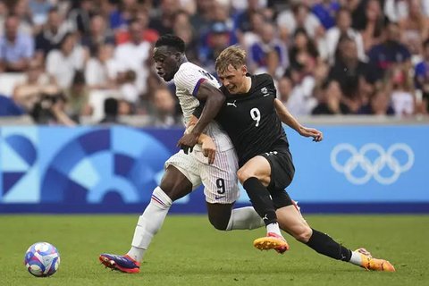 Gelandang Prancis #11 Desire Doue berselebrasi setelah mencetak gol kedua timnya ke gawang Selandia Baru matchday 3 Grup A sepak bola Olimpiade Paris 2024 di stadion Orange Velodrome, Rabu (3