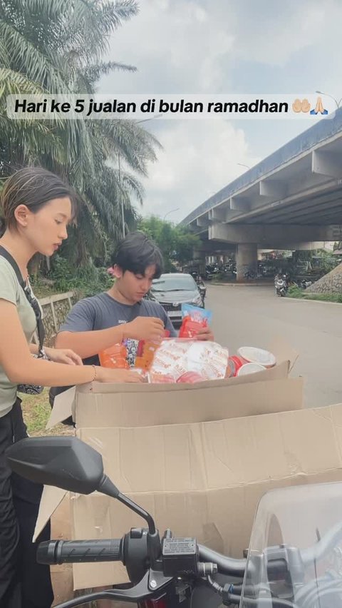 6 Potret Pesinetron Sidik Eduard yang Kini Jualan Makanan di Pinggir Jalan, Diangkut Pakai Motor