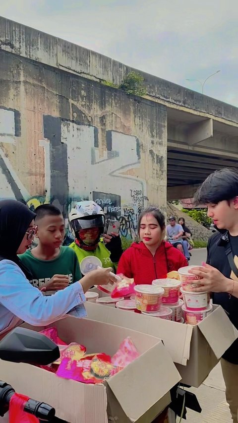 6 Potret Pesinetron Sidik Eduard yang Kini Jualan Makanan di Pinggir Jalan, Diangkut Pakai Motor