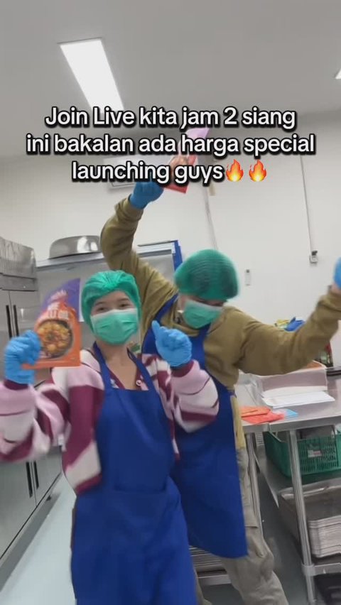 6 Potret Pesinetron Sidik Eduard yang Kini Jualan Makanan di Pinggir Jalan, Diangkut Pakai Motor