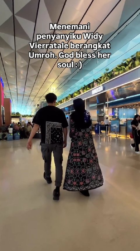 Momen Kevin Aprilio Ikut Antarkan Widy Vierratale dan Rombongan Berangkat Jalani Ibadah Umrah
