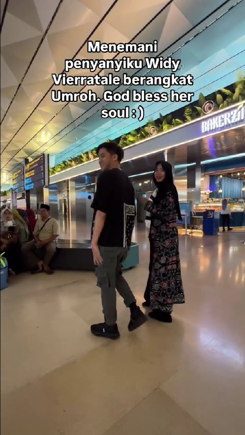 Momen Kevin Aprilio Ikut Antarkan Widy Vierratale dan Rombongan Berangkat Jalani Ibadah Umrah