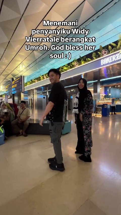 Momen Kevin Aprilio Ikut Antarkan Widy Vierratale dan Rombongan Berangkat Jalani Ibadah Umrah