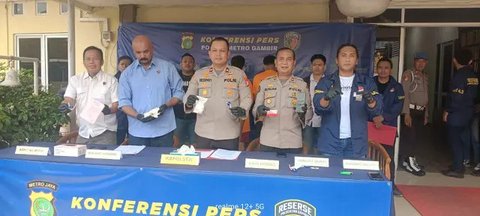 Kapolsek Metro Gambir, Kompol Rezeki R. Respati, merilis kasus Rafi Ramdhan alias RR (24), seorang selebgram yang juga konsultan spiritual, yang ditangkap karena mengedarkan narkoba jenis