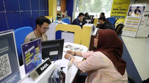 Petugas melayani masyarakat yang ingin melaporkan SPT di Kantor Direktorat Jenderal Pajak di Jakarta, Rabu (11/3/2020). Hingga 9 Maret 2020, pelaporan SPT pajak penghasilan (PPh) orang pribad