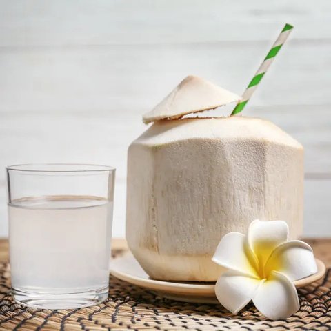Ilustrasi Air Kelapa Muda (Sumber: freepik.com/jcomp)