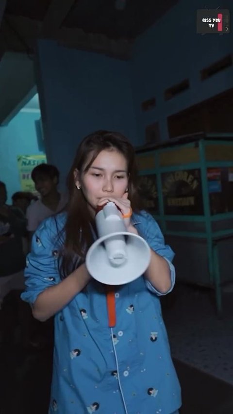 7 Potret Kocak Ayu Ting Ting Ikut Bangunkan Sahur Warga Bareng Bocah Kampung, Masih Pakai Baju Tidur Sambil Totalitas Pakai Toa