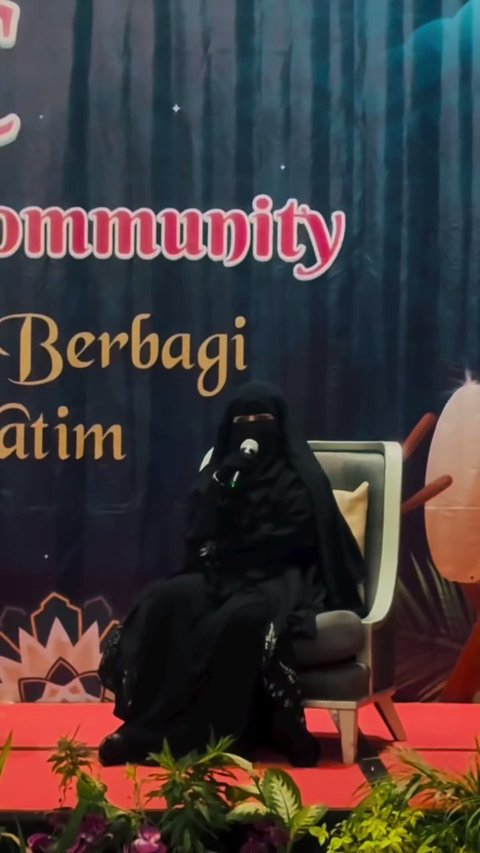 7 Potret Umi Pipik Hadir Acara Buka Puasa Bersama dengan Anak Yatim, Abidzar Al-Ghifari Hibur dengan Lagu