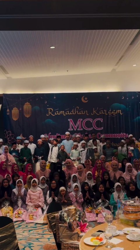 7 Potret Umi Pipik Hadir Acara Buka Puasa Bersama dengan Anak Yatim, Abidzar Al-Ghifari Hibur dengan Lagu