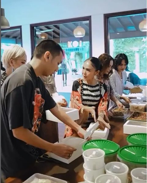 Momen acara buka puasa bersama musisi dan penyanyi ternama. (sumber: Instagram/itsmebcl/armandmaulana04)
