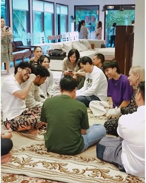 Momen acara buka puasa bersama musisi dan penyanyi ternama. (sumber: Instagram/itsmebcl/armandmaulana04)