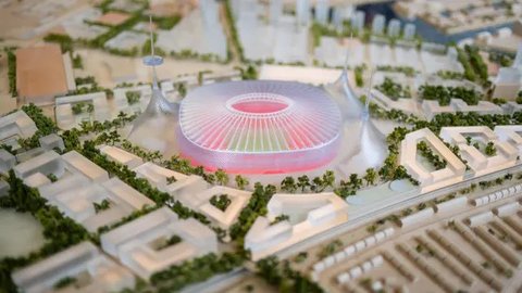 Sir Jim Ratcliffe, melihat maket, desain calon stadion baru Manchester United. (Bola.com/X ManUtd)