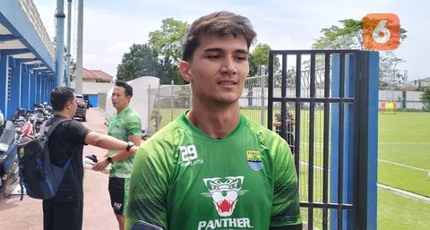 Kevin Ray Mendoza, kiper berdarah Denmark dan Filipina kini resmi membela Persib Bandung (X/Persib)