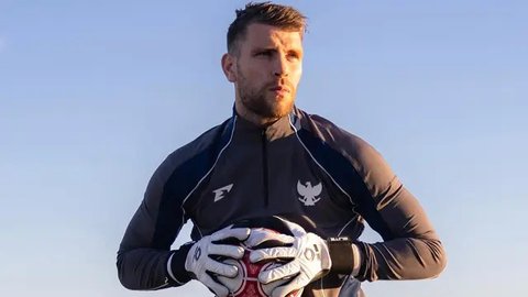 Maarten Paes mengenakan jersey kiper anyar Timnas Indonesia yang dirilis Erspo, Senin (10/3/2025). (Dok. Erspo)