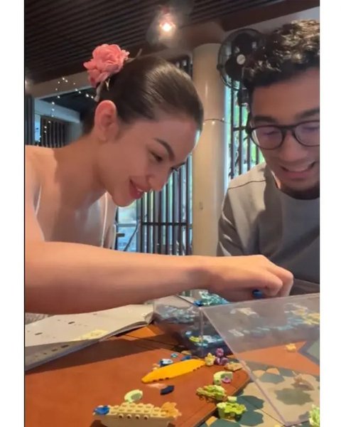 Ariel Tatum dan Daffa Wardhana ngabuburit date sambil main Lego. (sumber: TikTok/daffa.wardhana)