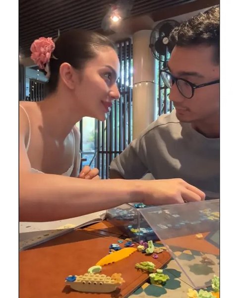Ariel Tatum dan Daffa Wardhana ngabuburit date sambil main Lego. (sumber: TikTok/daffa.wardhana)