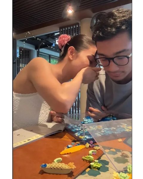 Ariel Tatum dan Daffa Wardhana ngabuburit date sambil main Lego. (sumber: TikTok/daffa.wardhana)