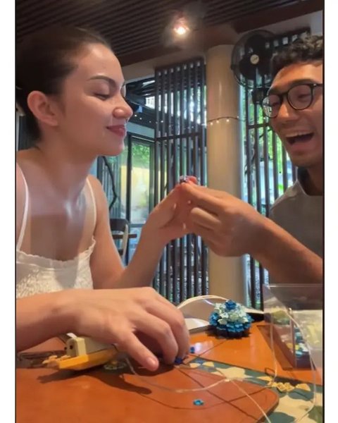 Ariel Tatum dan Daffa Wardhana ngabuburit date sambil main Lego. (sumber: TikTok/daffa.wardhana)