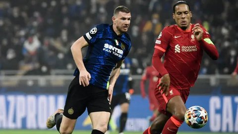 Bek Liverpool asal Belanda Virgil van Dijk (tengah) dan bek Paris Saint-Germain asal Brasil Marquinhos (kanan) berebut bola selama pertandingan leg pertama babak 16 besar Liga Champions UE