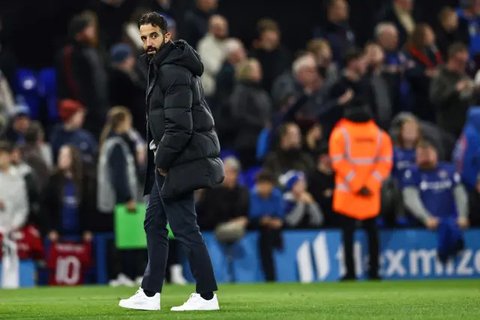 Ruben Amorim menjadi pelatih Manchester United pertama yang menelan lima kekalahan dalam 10 pertandingan pertamanya sebagai pelatih di semua kompetisi. (HENRY NICHOLLS/AFP)