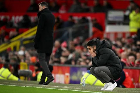 Ruben Amorim menjadi pelatih Manchester United pertama yang menelan lima kekalahan dalam 10 pertandingan pertamanya sebagai pelatih di semua kompetisi. (HENRY NICHOLLS/AFP)