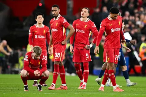 Trent Alexander-Arnold ditarik keluar karena cedera engkel saat pertandingan Liverpool vs PSG di Anfield dalam lanjutan Liga Champions 202/4/2025, Rabu (12/3/2025) dini hari WIB. (Oli SCARFF