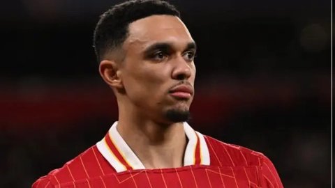 Trent Alexander-Arnold ditarik keluar karena cedera engkel saat pertandingan Liverpool vs PSG di Anfield dalam lanjutan Liga Champions 202/4/2025, Rabu (12/3/2025) dini hari WIB. (Oli SCARFF
