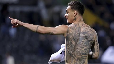 Pemain Real Betis, Antony melakukan selebrasi setelah mencetak gol ke gawang Vitoria Guimaraes dalam laga leg 2 babak 16 besar Conference League yang berlangsung di D Afonso Henriques Stadium, Portugal, Jumat (14/03/2025) dini hari WIB. (AP Photo/Luis Vieira)