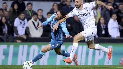 Pemain Real Betis, Antony (kiri) berebut bola dengan pemain Vitoria Guimaraes, Tomas Ribeiro dalam laga leg 2 babak 16 besar Conference League yang berlangsung di D Afonso Henriques Stadium, Portugal, Jumat (14/03/2025) dini hari WIB. (AP Photo/Luis Vieira)