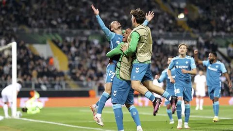Pemain Real Betis, Antony merayakan golnya ke gawang Vitoria Guimaraes dalam laga leg 2 babak 16 besar Conference League yang berlangsung di D Afonso Henriques Stadium, Portugal, Jumat (14/03/2025) dini hari WIB. (AP Photo/Luis Vieira)