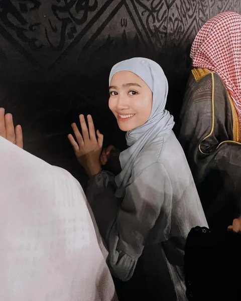 Artis Indonesia Pernah Pegang Ka'bah (Sumber:IG/febbyrastanty, celineevangelista)