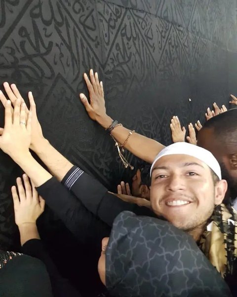 Artis Indonesia Pernah Pegang Ka'bah (Sumber:IG/febbyrastanty, celineevangelista)