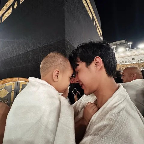 Artis Indonesia Pernah Pegang Ka'bah (Sumber:IG/febbyrastanty, celineevangelista)