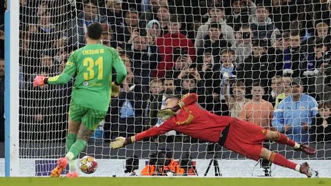 Para pemain Liverpool tampak putus asa saat adu penalti dalam pertandingan leg kedua babak 16 besar Liga Champions antara Liverpool dan Paris Saint-Germain di Anfield, Liverpool, Inggris,