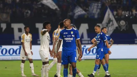 Bojan Hodak (hijau kedua dari kiri) memimpin sesi latihan di Stadion Persib, Jalan Ahmad Yani, Kota Bandung, Sabtu (20/1/2024). (Bola.com/Erwin Snaz)