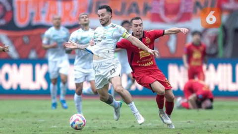 Bojan Hodak (hijau kedua dari kiri) memimpin sesi latihan di Stadion Persib, Jalan Ahmad Yani, Kota Bandung, Sabtu (20/1/2024). (Bola.com/Erwin Snaz)