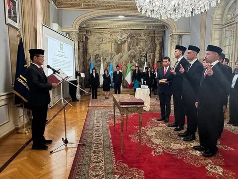 Pemain Timnas Indonesia menyanyikan lagu kebangsaan Indonesia Raya pada laga lanjutan putaran ketiga Grup C Kualifikasi Piala Dunia 2026 melawan Arab Saudi di Stadion Utama Gelora Bun