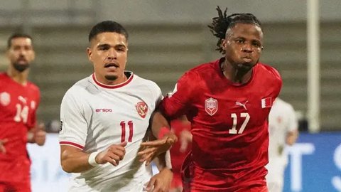 Pemain Timnas Indonesia menyanyikan lagu kebangsaan Indonesia Raya pada laga lanjutan putaran ketiga Grup C Kualifikasi Piala Dunia 2026 melawan Arab Saudi di Stadion Utama Gelora Bun