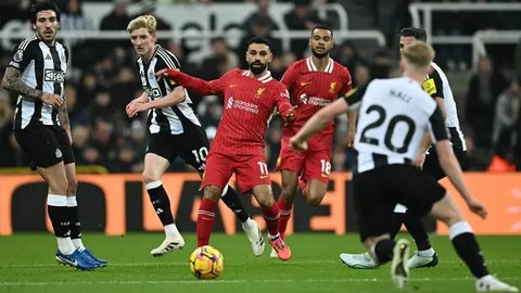 Bek Liverpool, Virgil van Dijk (kanan) berebut bola dengan gelandang Newcastle United Jacob Murphy saat pertandingan Liga Premier Inggris 2024/2025 di St James Park, Newcastle, Inggris pada R