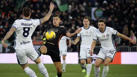 Bek Venezia, Jay Idzes mencoba merebut bola dari penguasaan striker Napoli, Romelu Lukaku dalam laga Serie A 2024/2025, Minggu (29/12/2024). (Instagram/jayidzes)