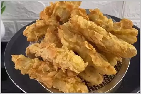 Pisang goreng tepung sambal roa di Desa Wisata Budo. (dok. Liputan6.com/Dinny Mutiah)
