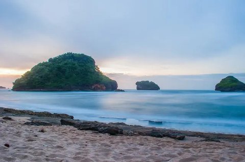 Kementerian Perhubungan bersama Perum Damri telah menyediakan layanan angkutan wisata gratis rute ke Taman Nasional (TN) Alas Purwo, Pantai Pulau Merah, Kawah Ijen, dan TN Baluran.